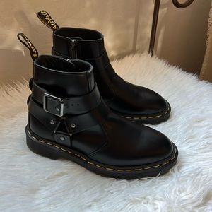 Jaimes Buckle Chelsea Boot (Unisex)